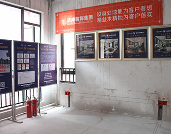 先彈線后再開(kāi)槽，開(kāi)槽時(shí)必須橫平豎直