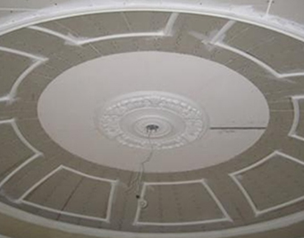 在鋪貼?；u和微晶石上墻時(shí)，必須用重型粘結(jié)劑鋪設(shè)